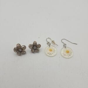 Lot 2 Pairs Earrings Flower Studs + Daisy Plastic Disc Dangle Cottagecore Spring